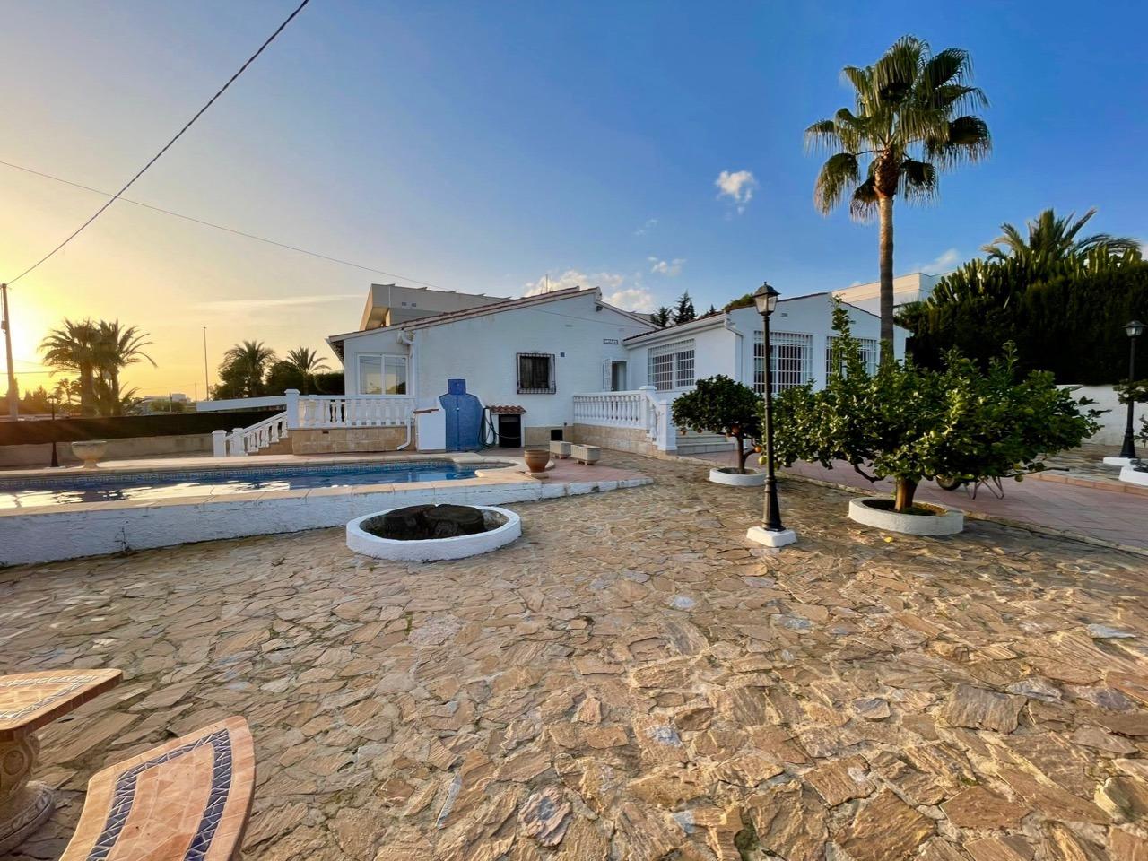 Dining area in villa for sale in Benidorm