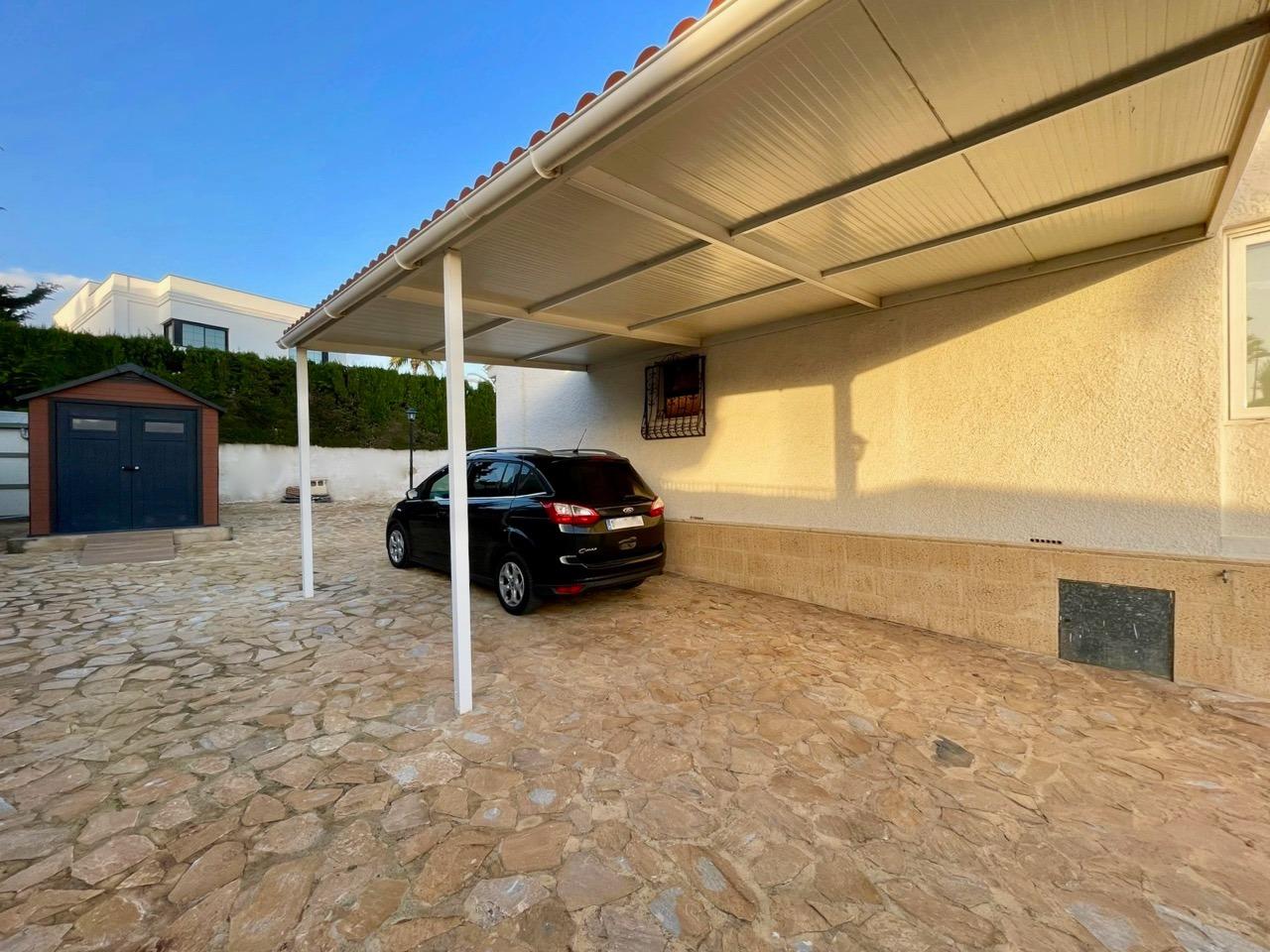 Bedroom in villa for sale in Benidorm