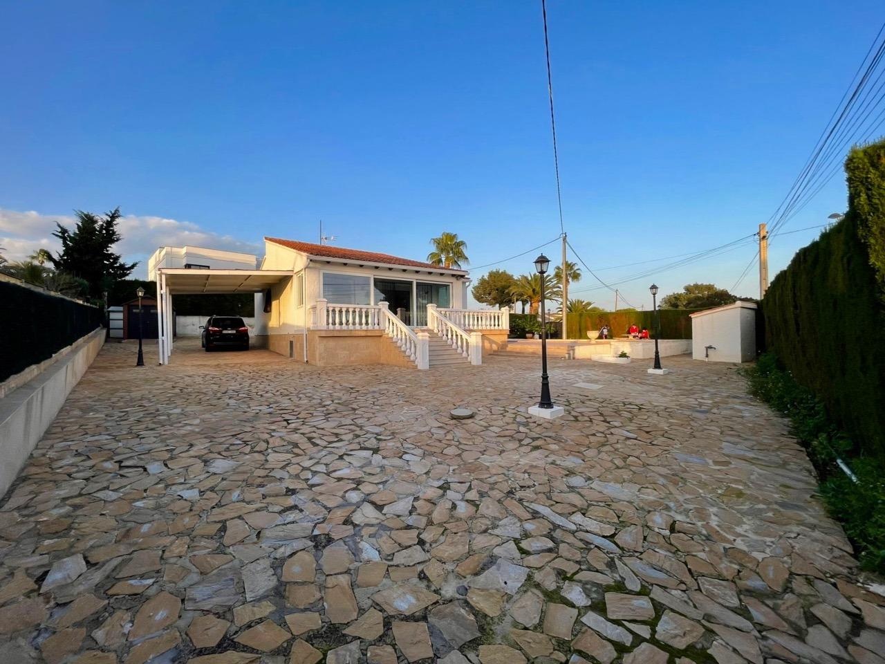 Exterior view in villa for sale in Benidorm