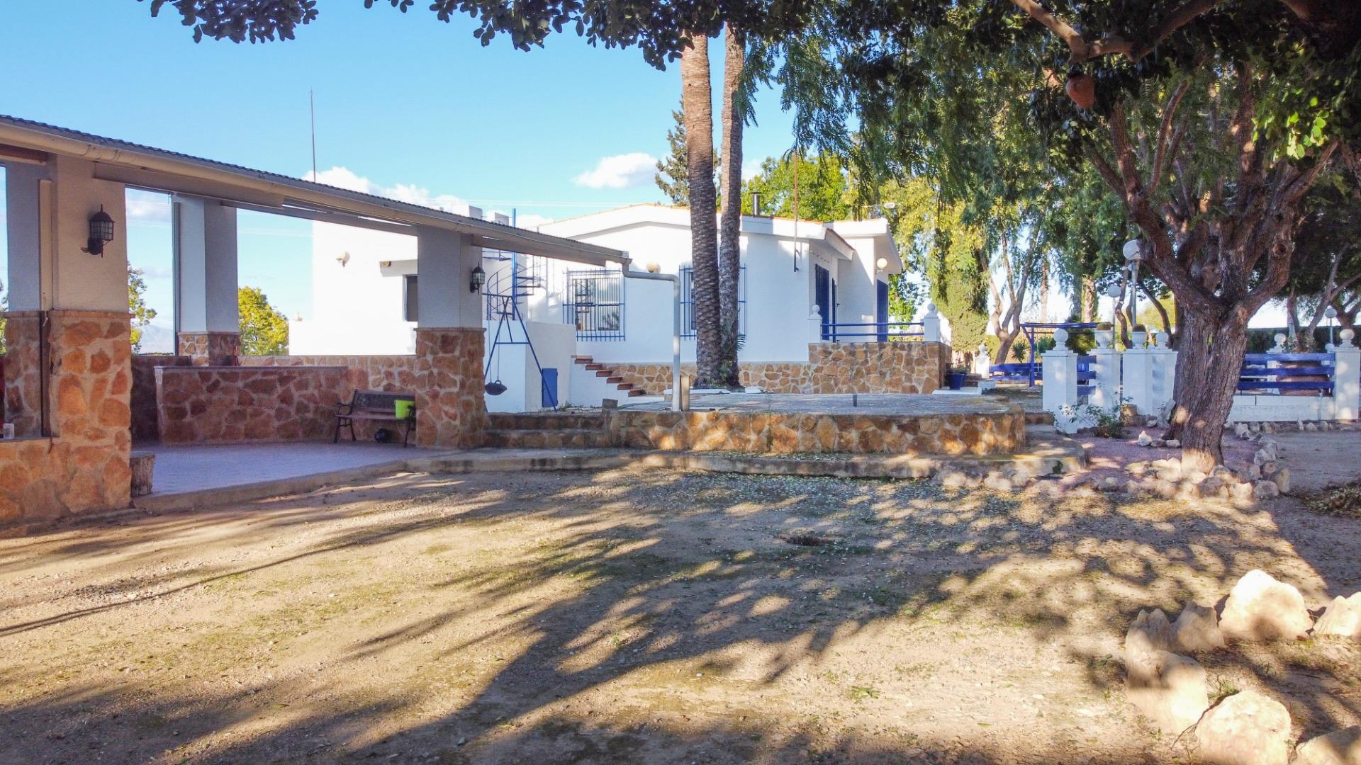 Garden in villa for sale in Orihuela