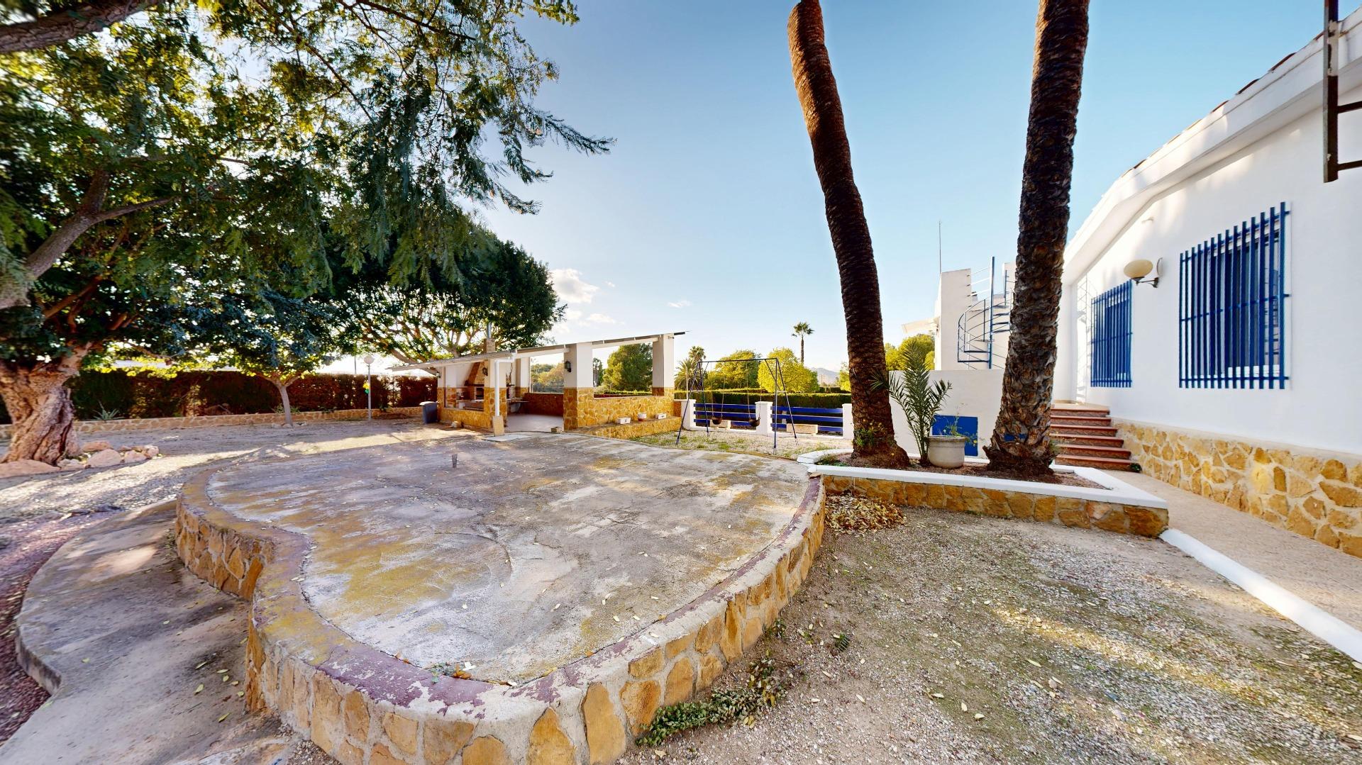 Garden in villa for sale in Orihuela