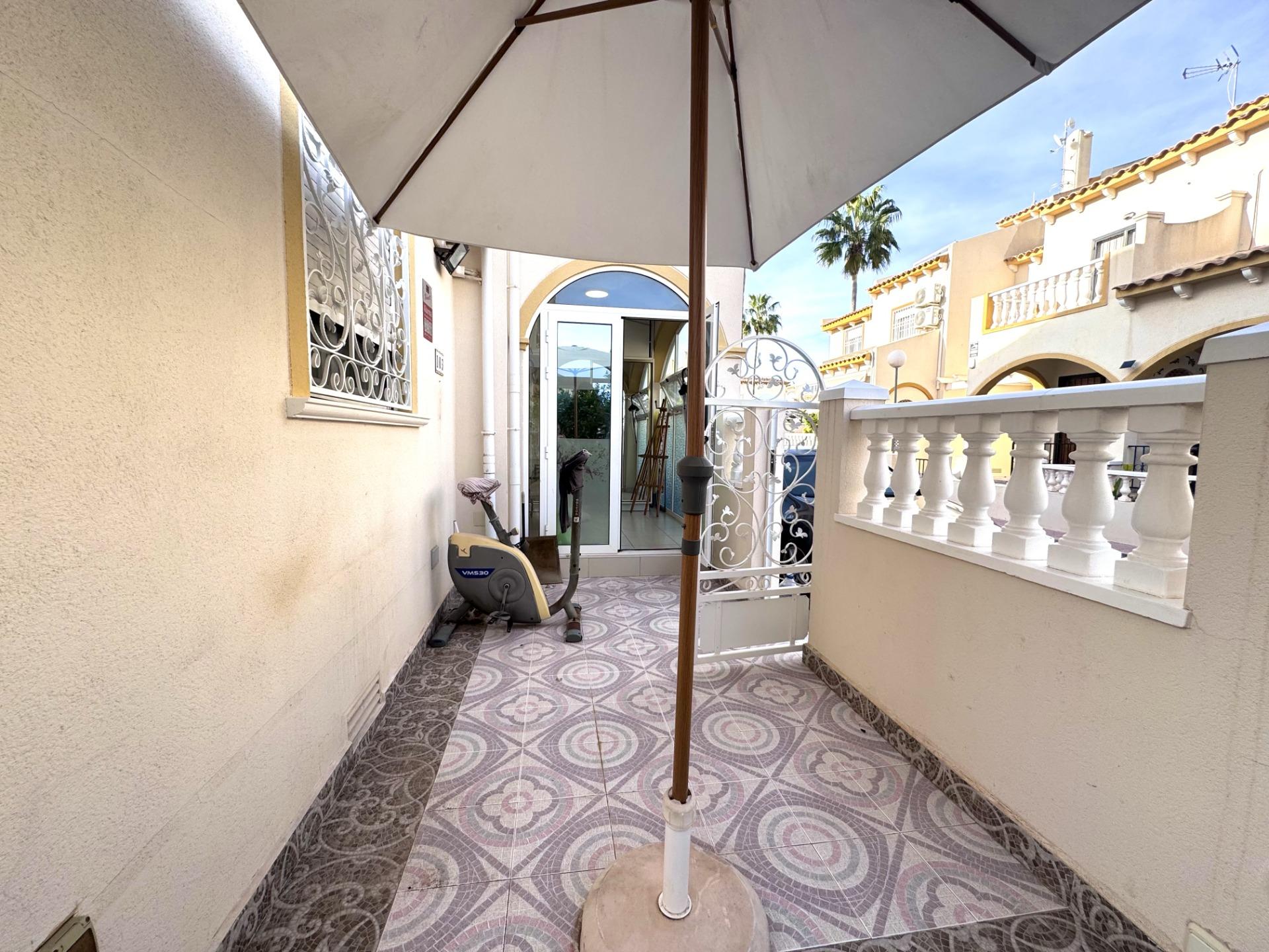 Ideally located near La Zenia Boulevard and the beaches of Orihuela Costa We present this spacious t