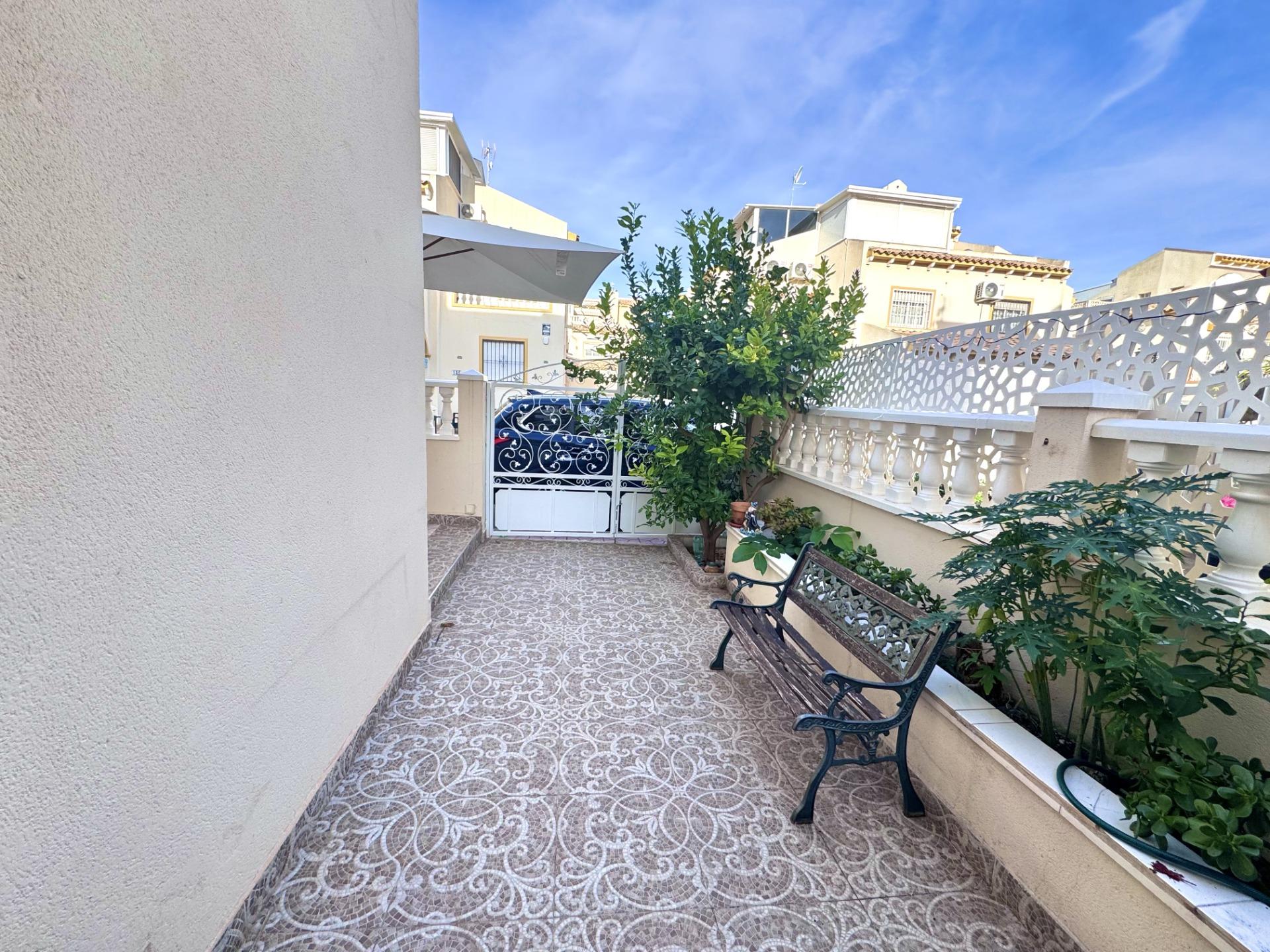 Ideally located near La Zenia Boulevard and the beaches of Orihuela Costa We present this spacious t
