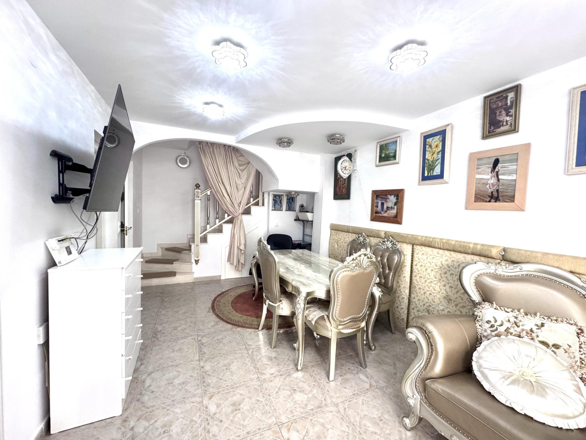 Ideally located near La Zenia Boulevard and the beaches of Orihuela Costa We present this spacious t
