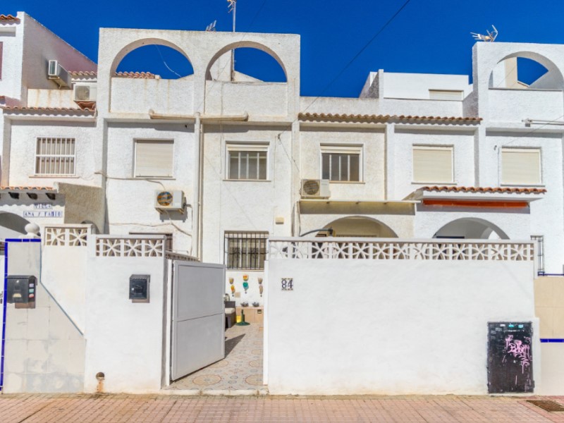 Great townhouse in popular Calas Blancas - close to the beach and the centre