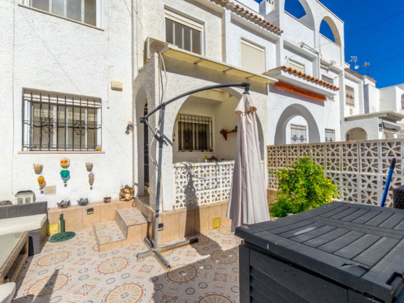 Great townhouse in popular Calas Blancas - close to the beach and the centre