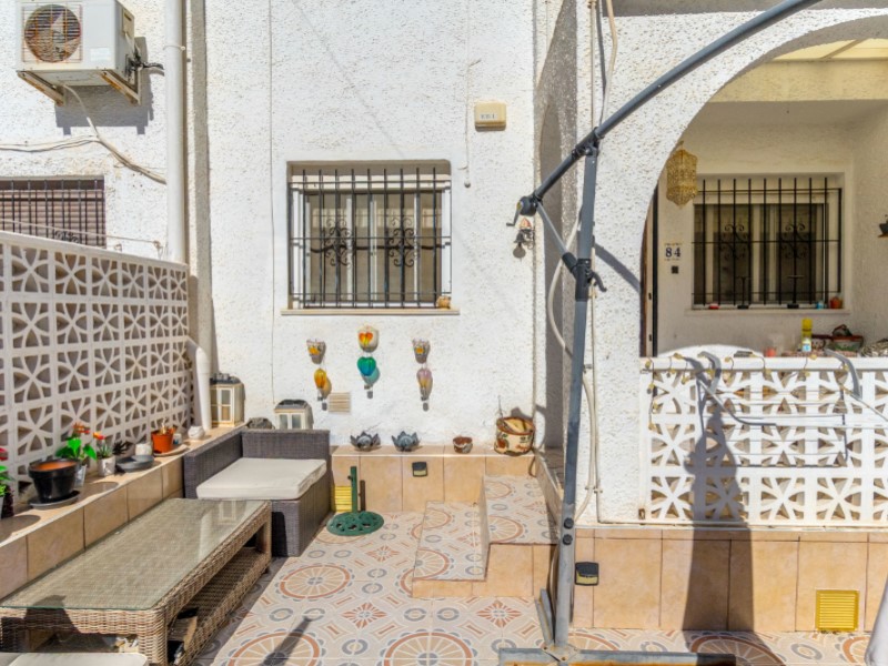 Great townhouse in popular Calas Blancas - close to the beach and the centre