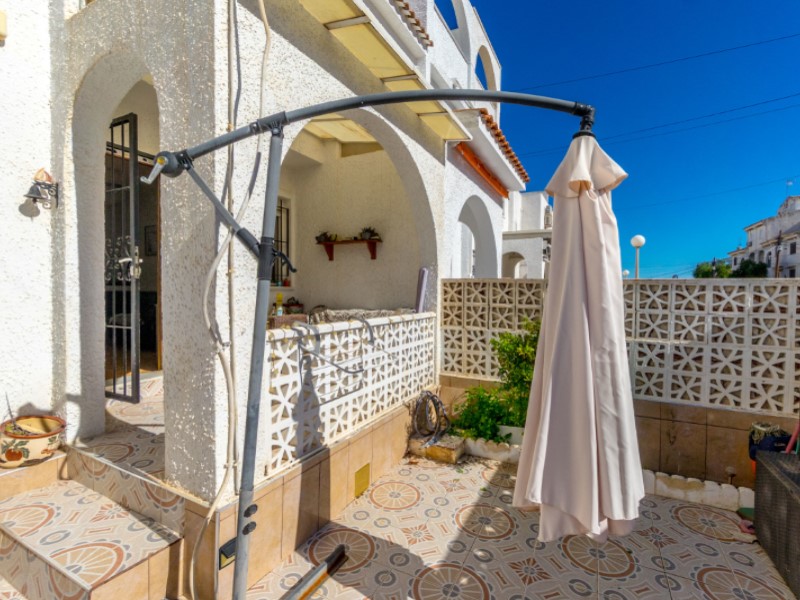 Great townhouse in popular Calas Blancas - close to the beach and the centre