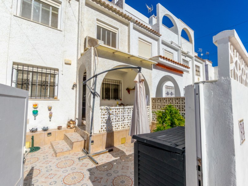 Great townhouse in popular Calas Blancas - close to the beach and the centre