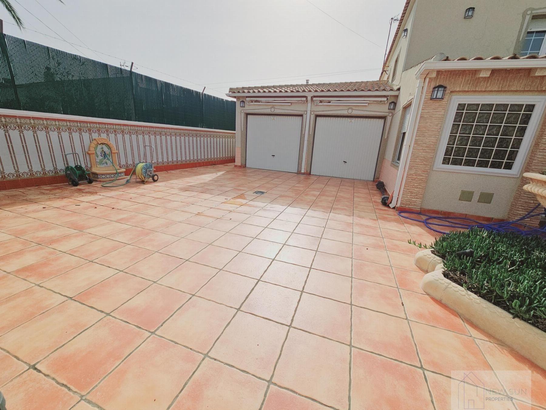Bedrooms: 5, Bathrooms: 4, Villa in Torrevieja, Alicante, Spain