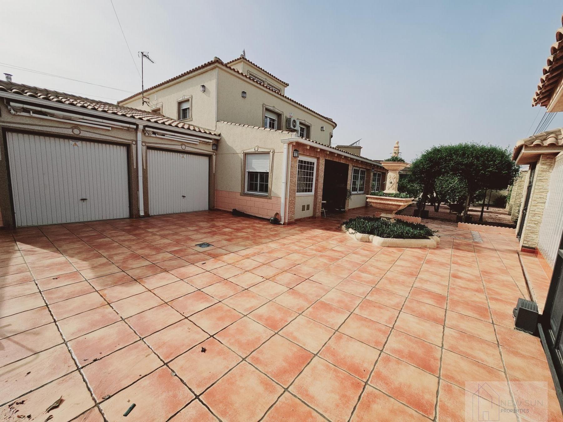 Bedrooms: 5, Bathrooms: 4, Villa in Torrevieja, Alicante, Spain
