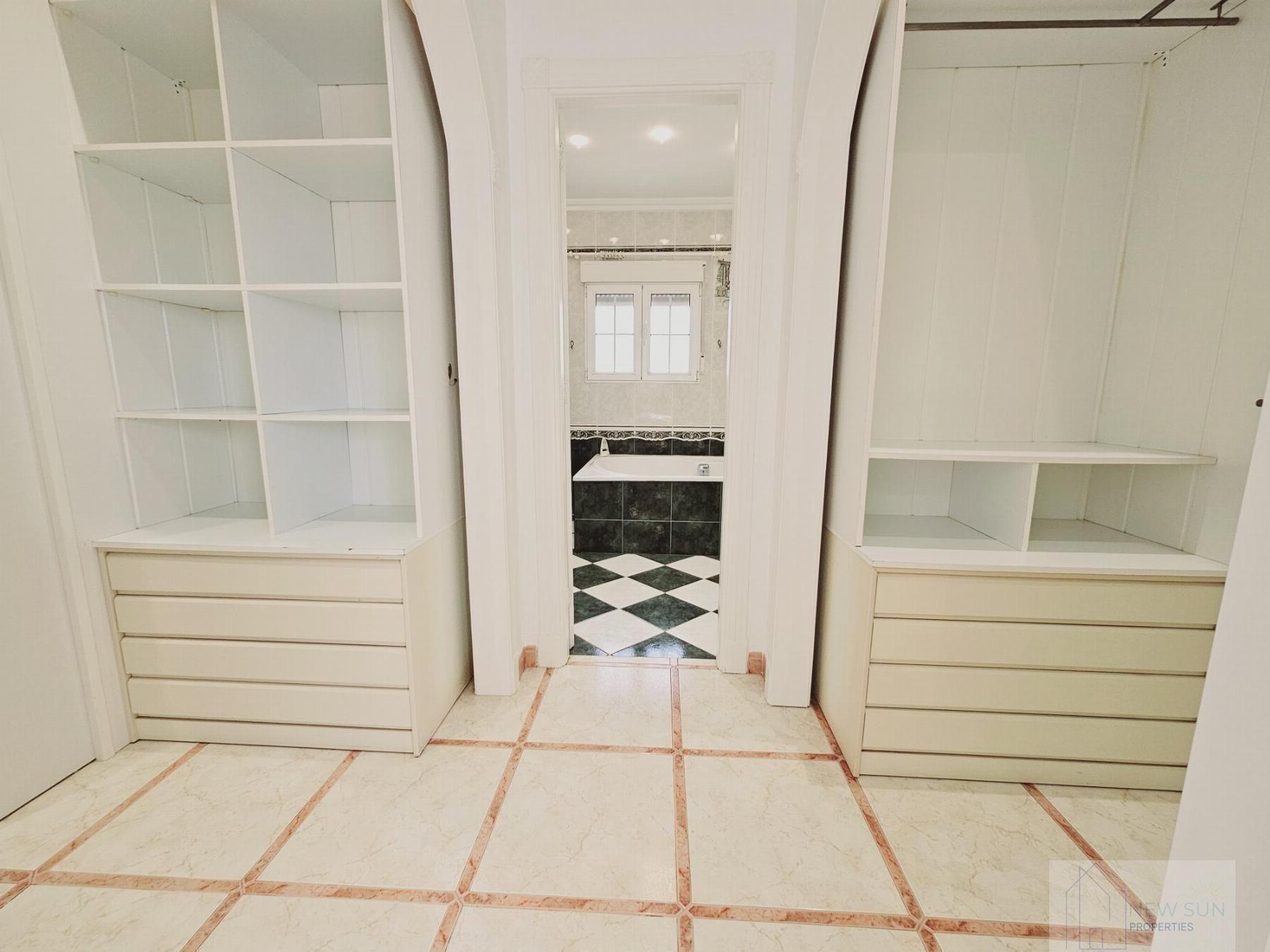 Bathroom in villa for sale in Torrevieja