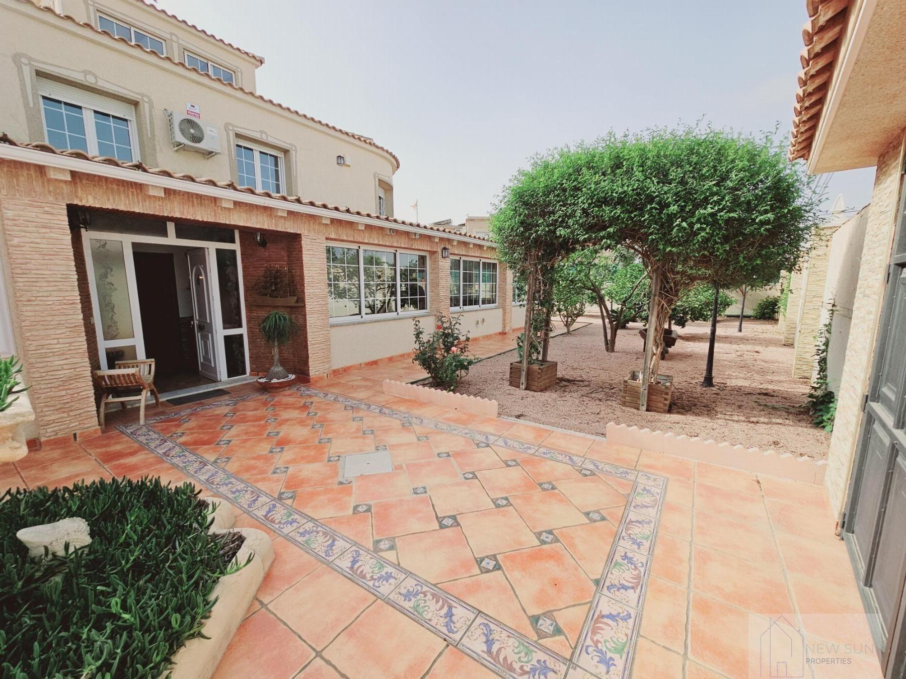 Bedrooms: 5, Bathrooms: 4, Villa in Torrevieja, Alicante, Spain