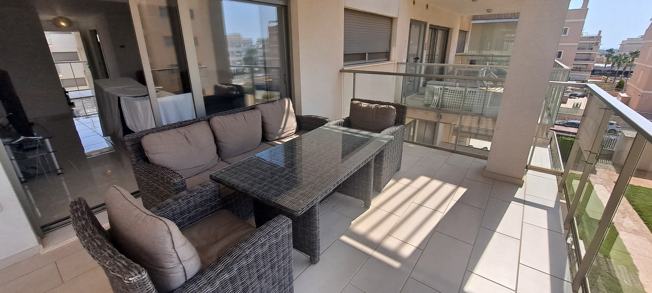 Modern 2-Bedroom Apartment in Los DolsesDiscover this beautifully presented second-floor apartment i
