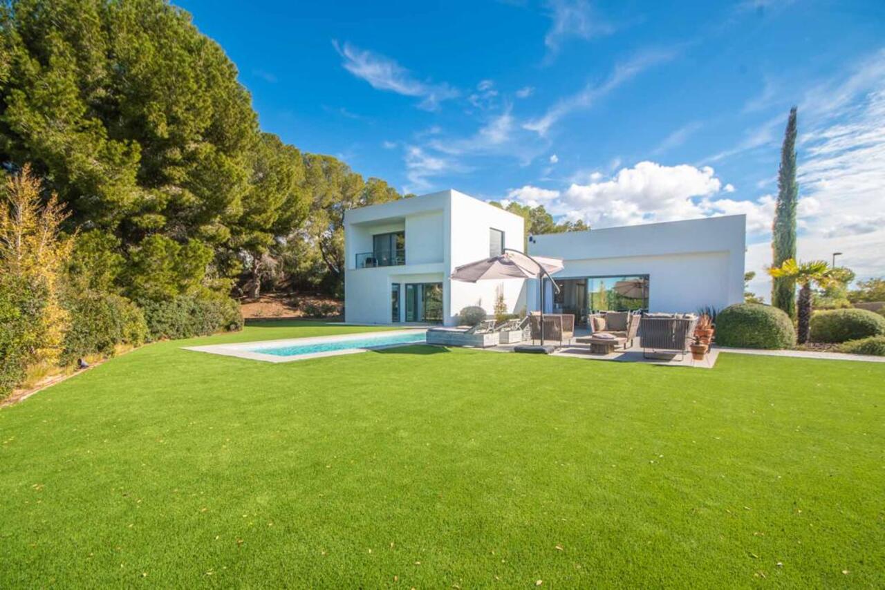 This stunning and spacious 4 bedroom detached villa is on a fantastic large, private plot in Las Col