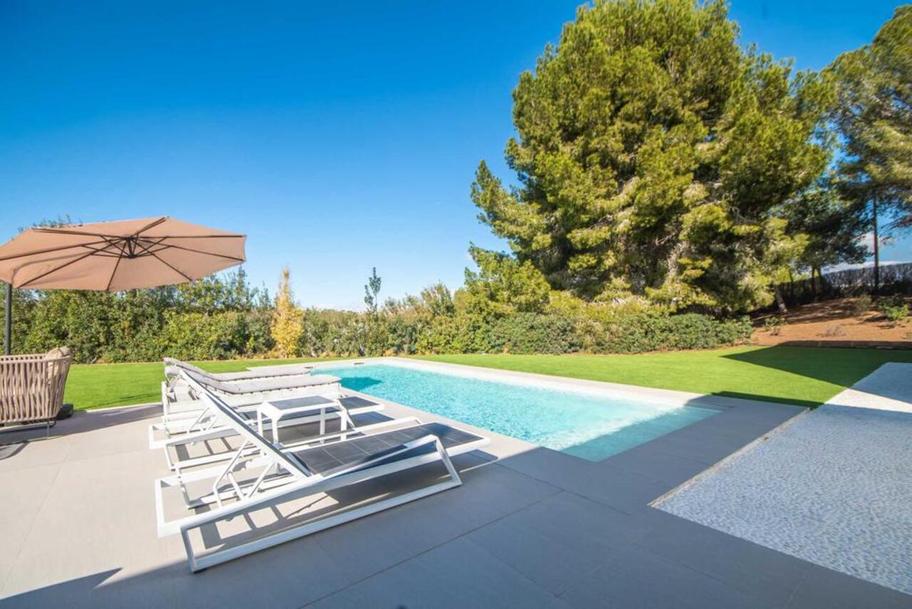 This stunning and spacious 4 bedroom detached villa is on a fantastic large, private plot in Las Col