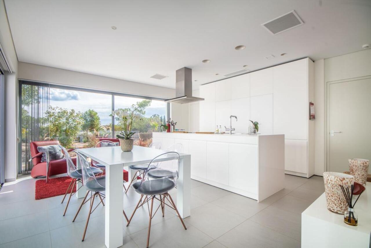 This stunning and spacious 4 bedroom detached villa is on a fantastic large, private plot in Las Col