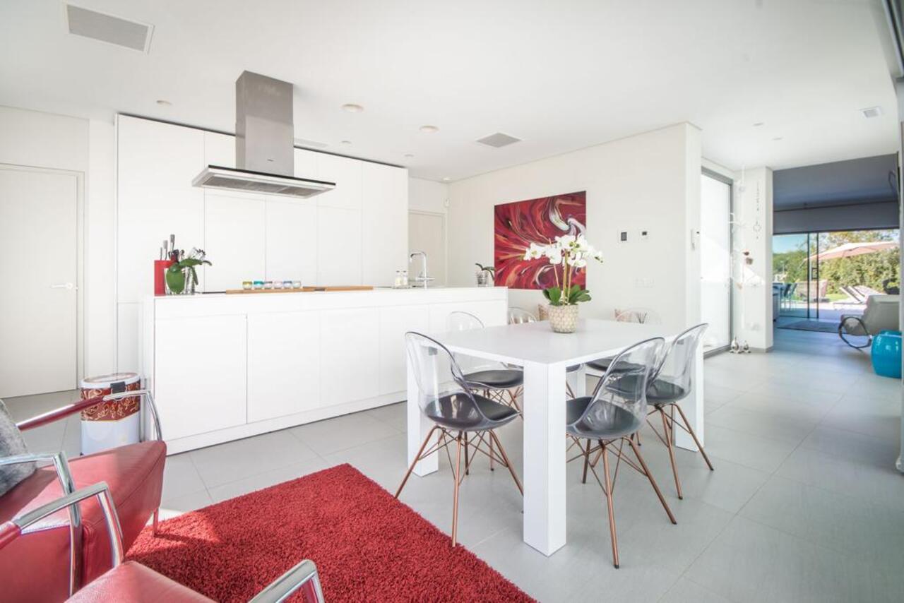This stunning and spacious 4 bedroom detached villa is on a fantastic large, private plot in Las Col