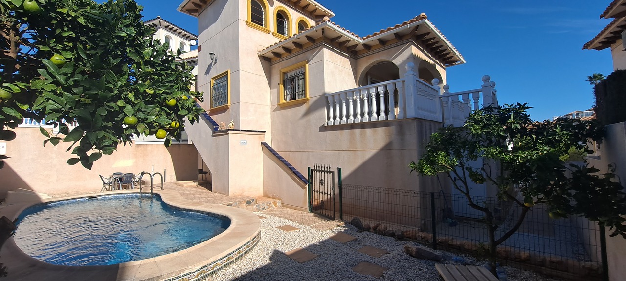 Garden in villa for sale in La Zenia