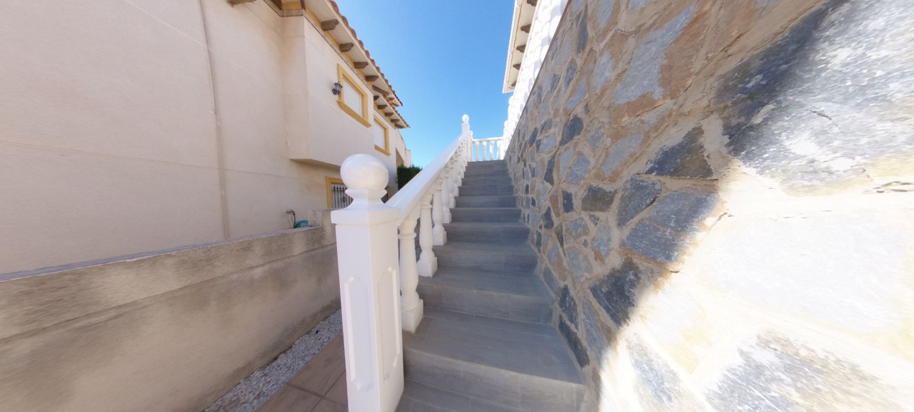 Garden in villa for sale in La Zenia