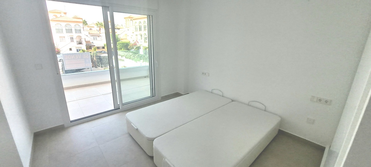 Master bedroom in apartment for sale in Playa Flamenca