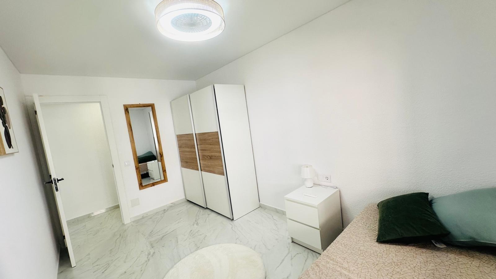 Bedroom in apartment for sale in Torrevieja