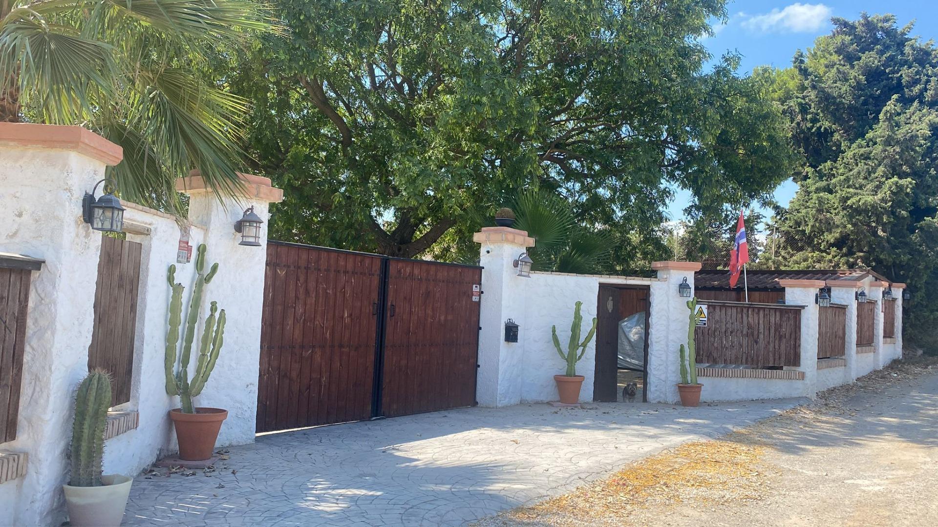 Garden in finca for sale in Los Alcazares