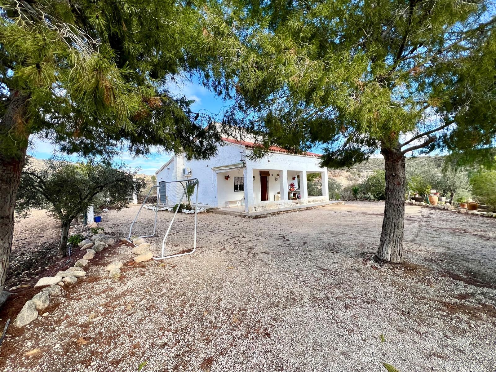 This welcoming country house offers a peaceful natural setting, ideal for those seeking privacy and