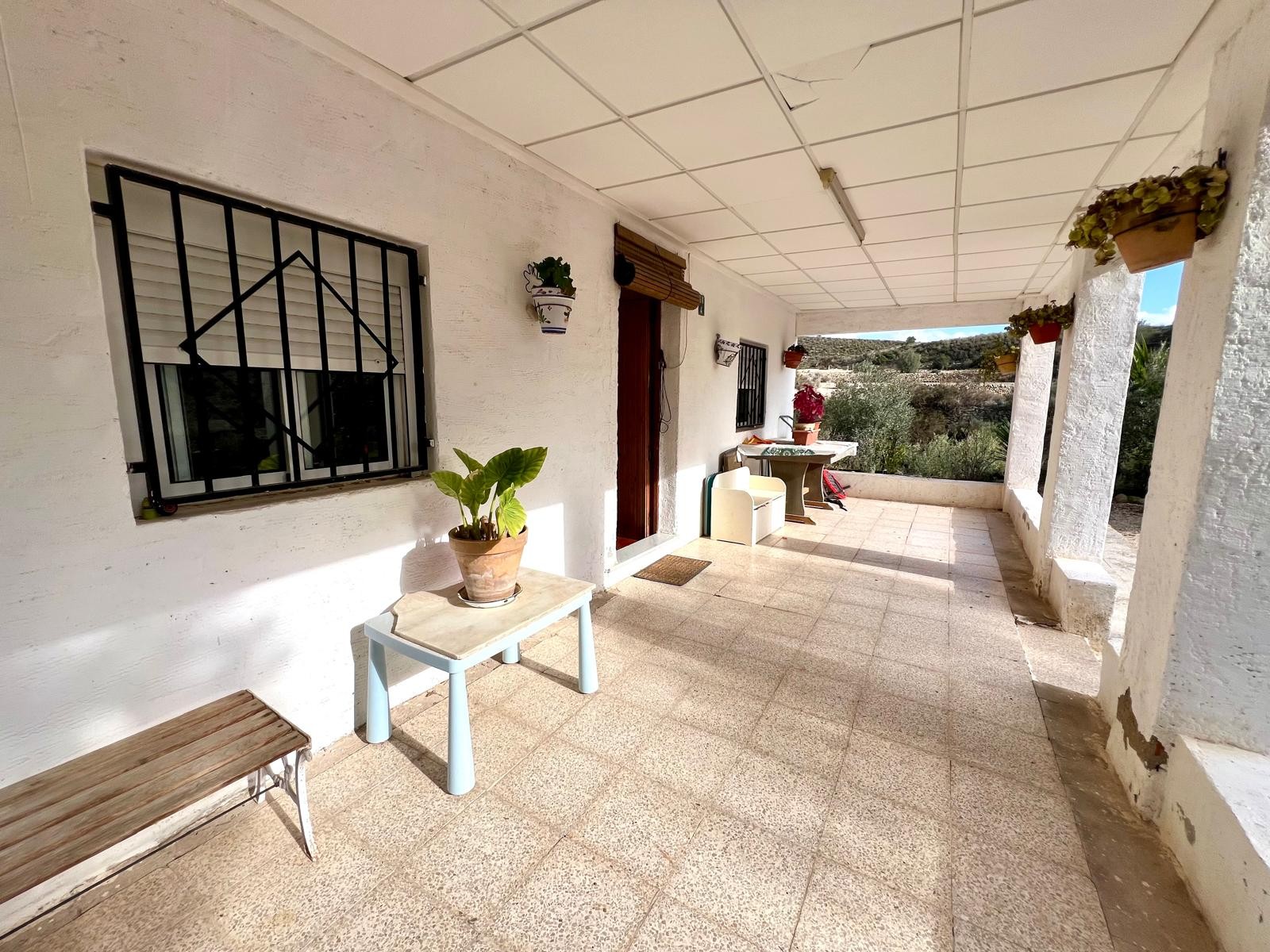 This welcoming country house offers a peaceful natural setting, ideal for those seeking privacy and
