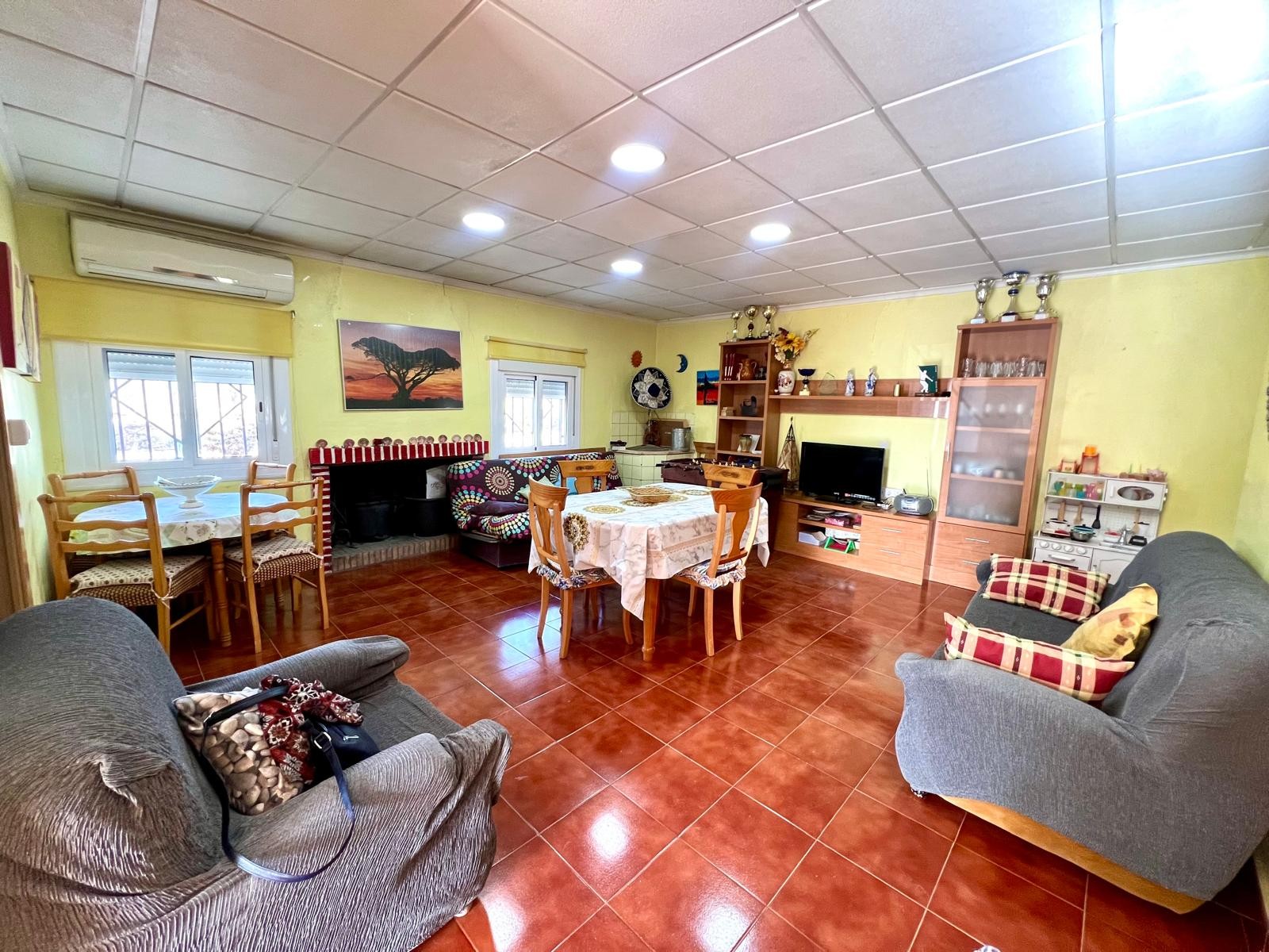 This welcoming country house offers a peaceful natural setting, ideal for those seeking privacy and