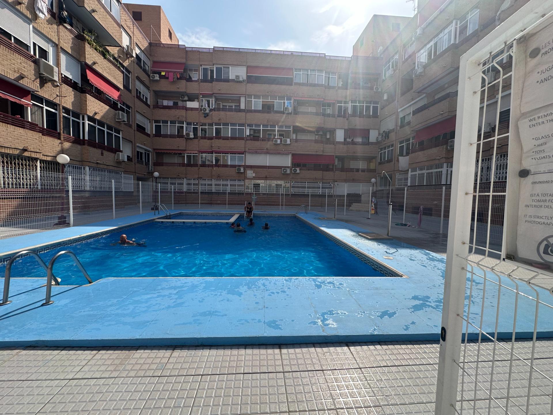 Located on the 4th floor of a well-maintained building in the El Molino area of Torrevieja, this com
