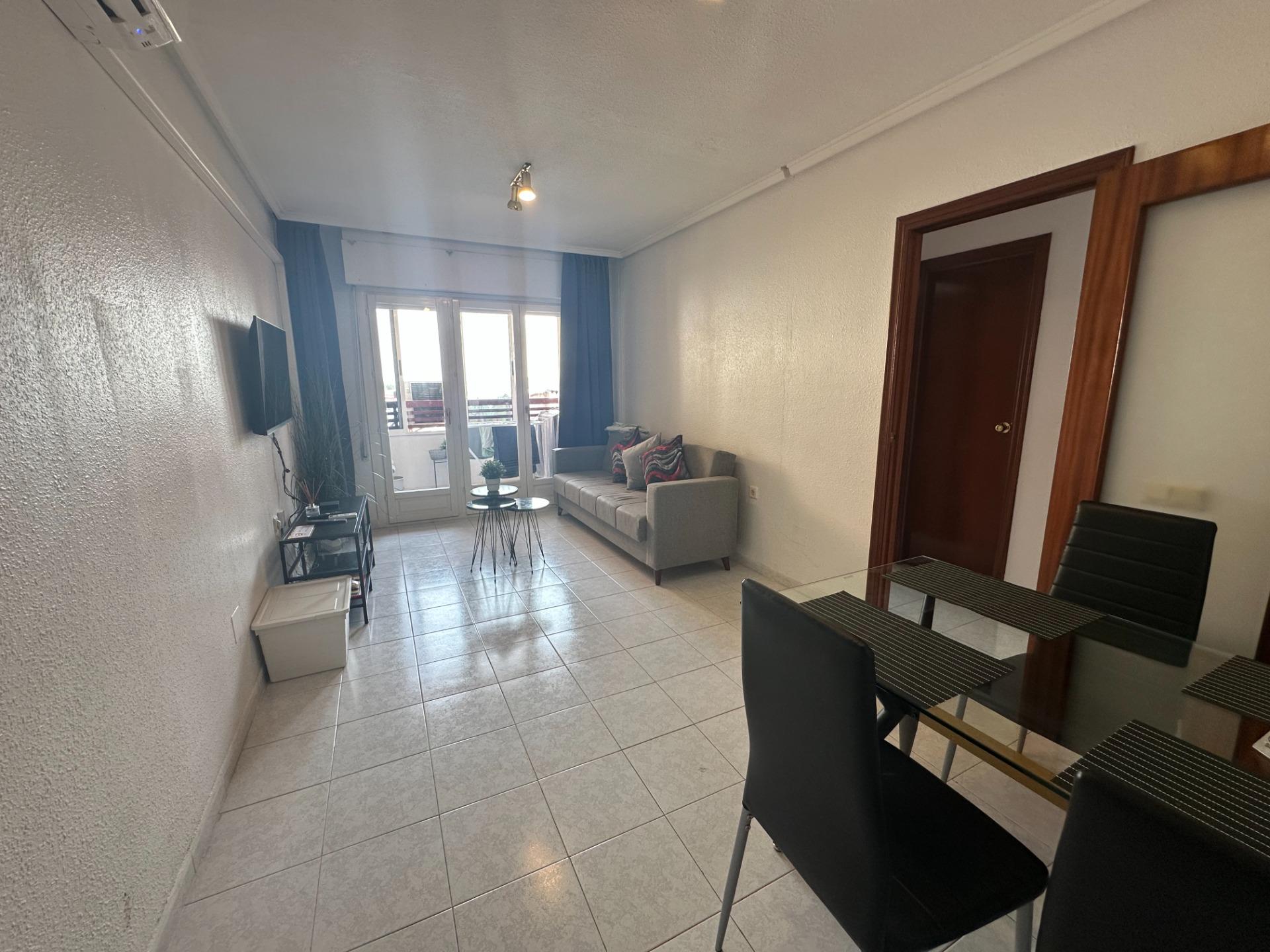 Located on the 4th floor of a well-maintained building in the El Molino area of Torrevieja, this com