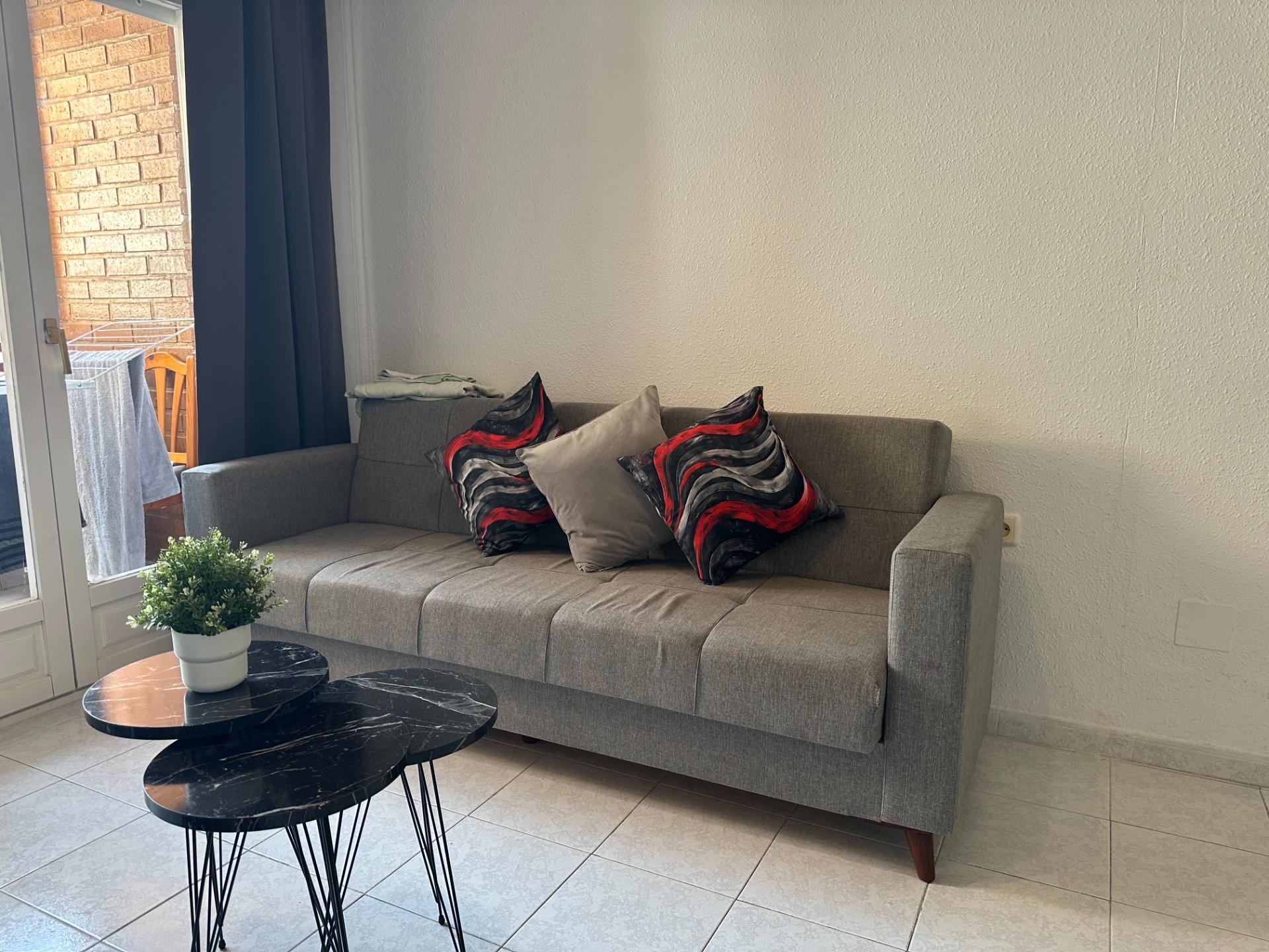 Located on the 4th floor of a well-maintained building in the El Molino area of Torrevieja, this com
