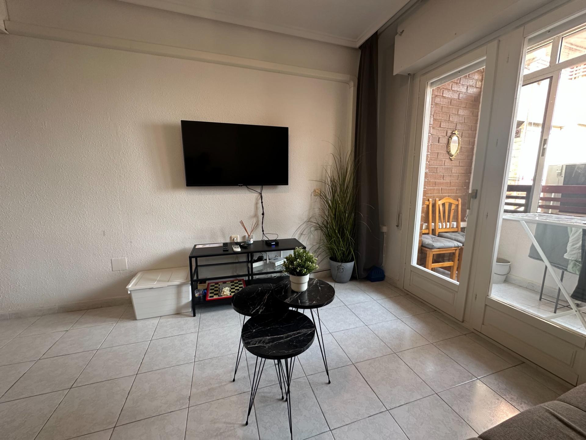 Located on the 4th floor of a well-maintained building in the El Molino area of Torrevieja, this com