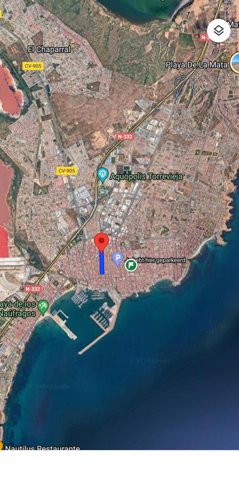 Located on the 4th floor of a well-maintained building in the El Molino area of Torrevieja, this com