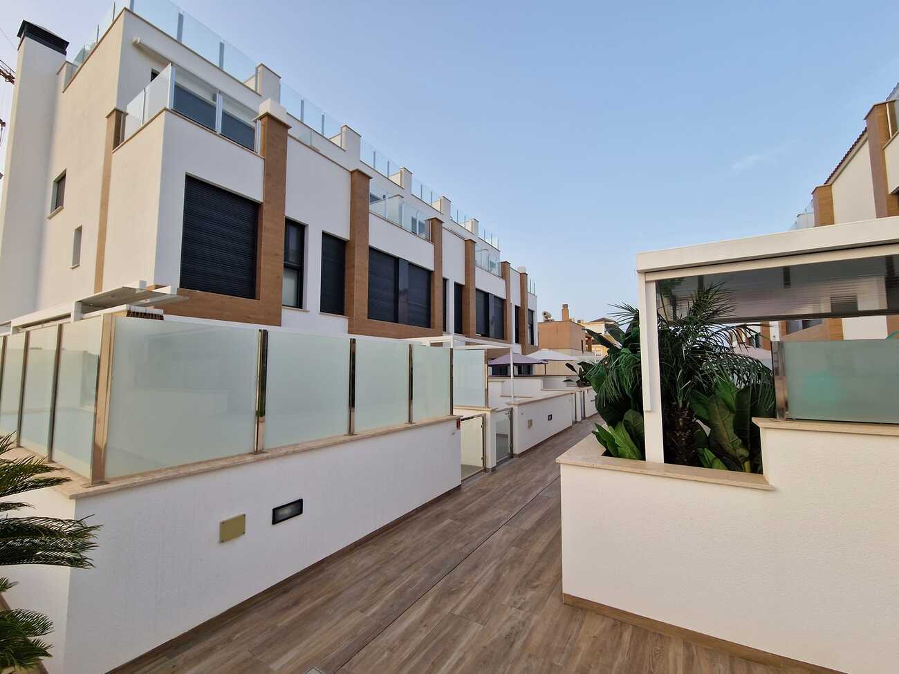 We offer for sale a beautiful, modern terraced house with an area of approximately 170 m², built i