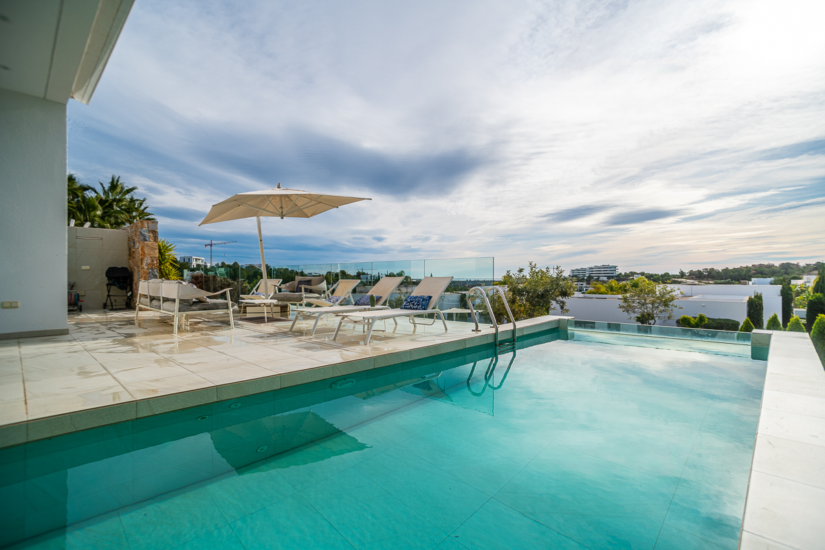 Garden in villa for sale in Las Colinas Golf