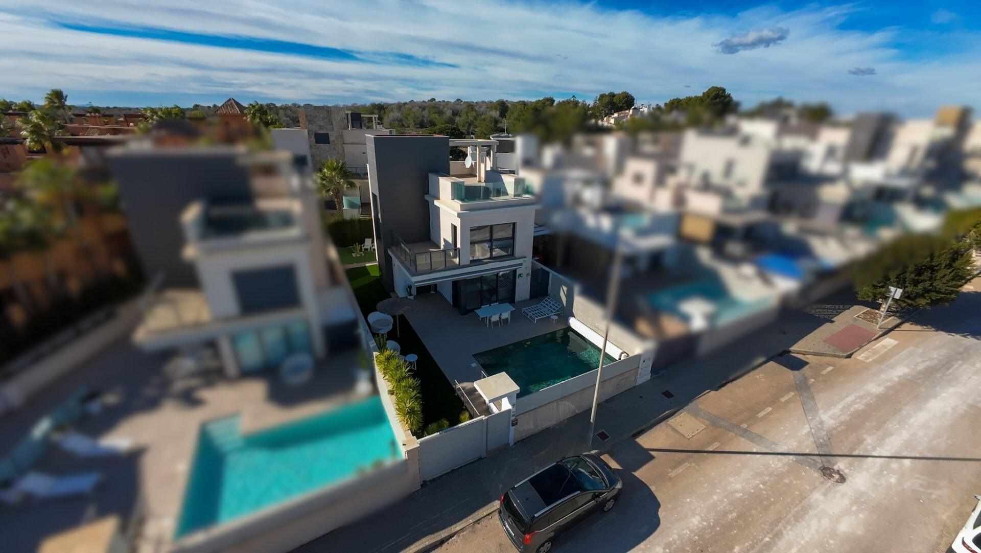 4-Bedroom Villa with Private Pool Near Las Colinas Golf – San Miguel de Salinas This 4-bedroom, 3-ba