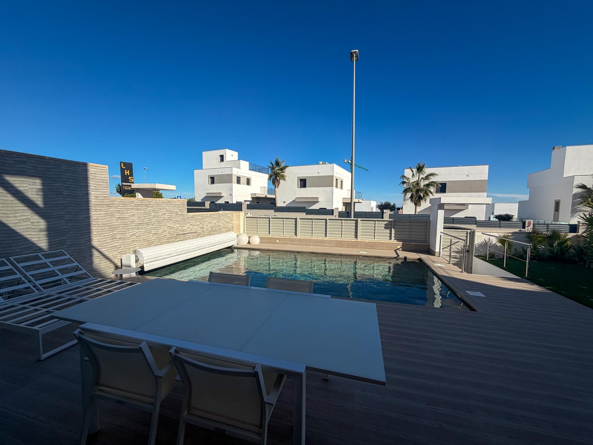 Garden in villa for sale in San Miguel de Salinas