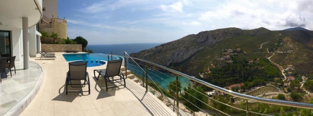Master bedroom in villa for sale in javea