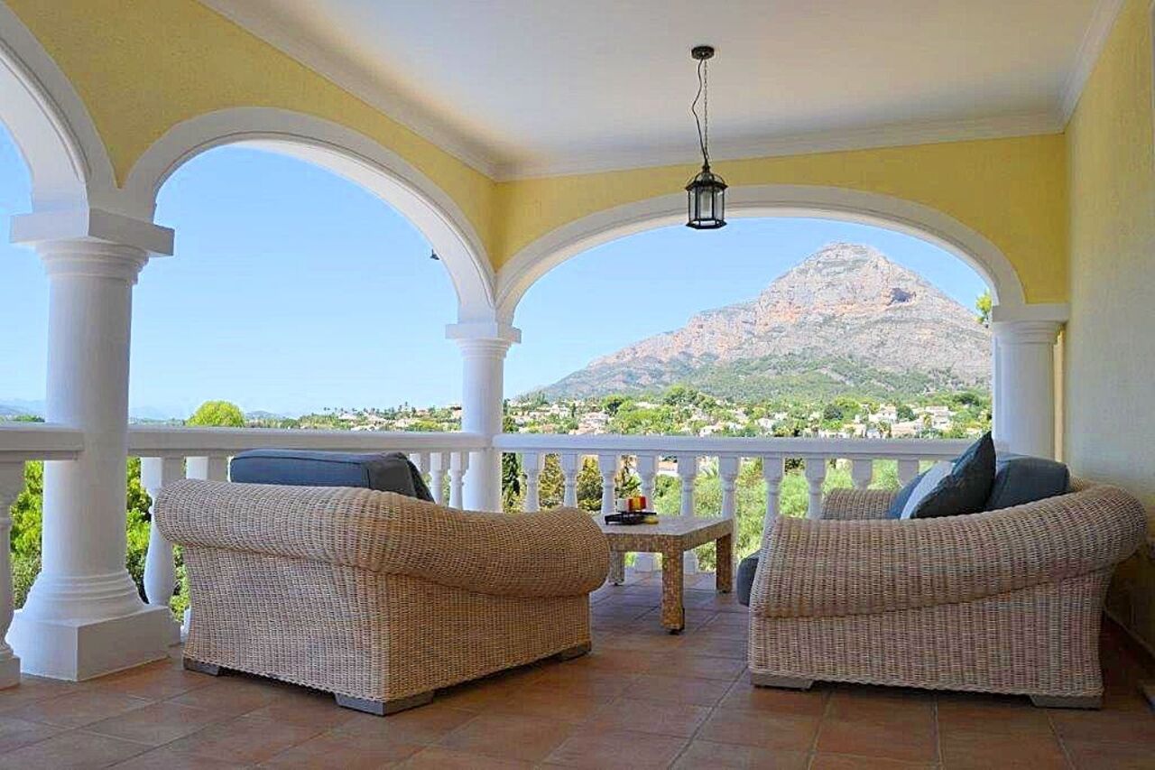 Traditional style villa of excellent qualities
