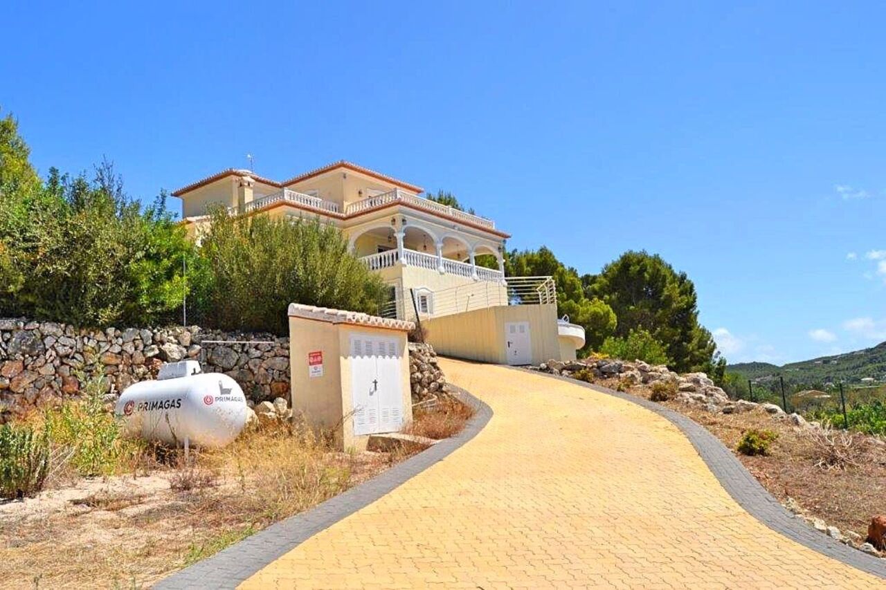 Traditional style villa of excellent qualities