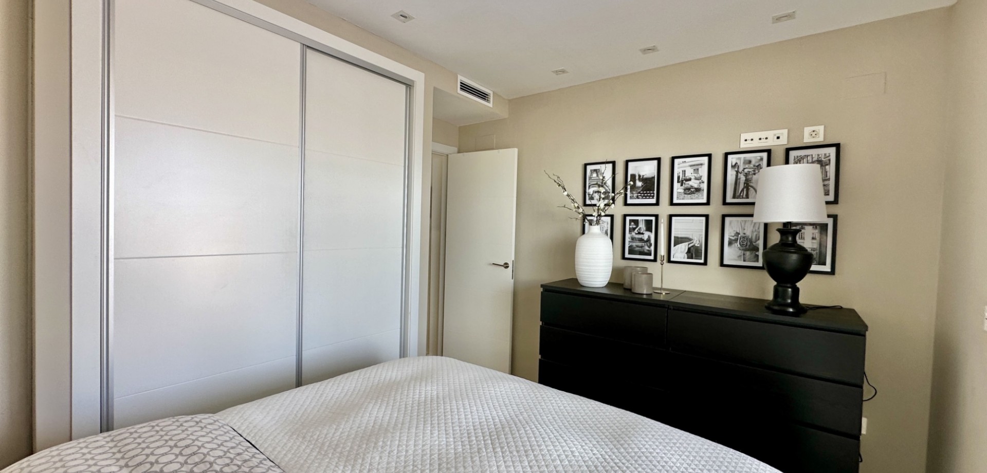 Bedroom in villa for sale in Orihuela Costa
