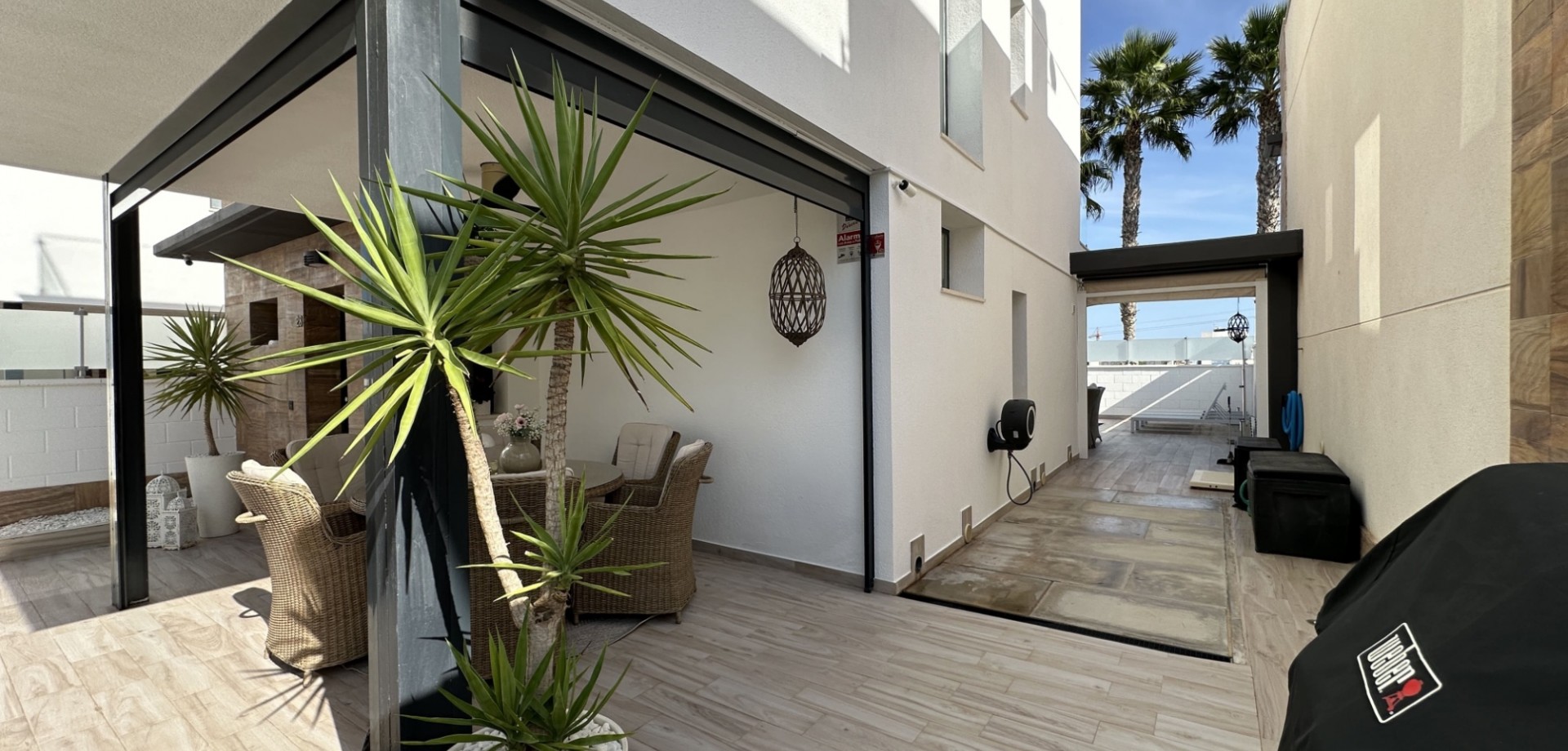Garden in villa for sale in Orihuela Costa