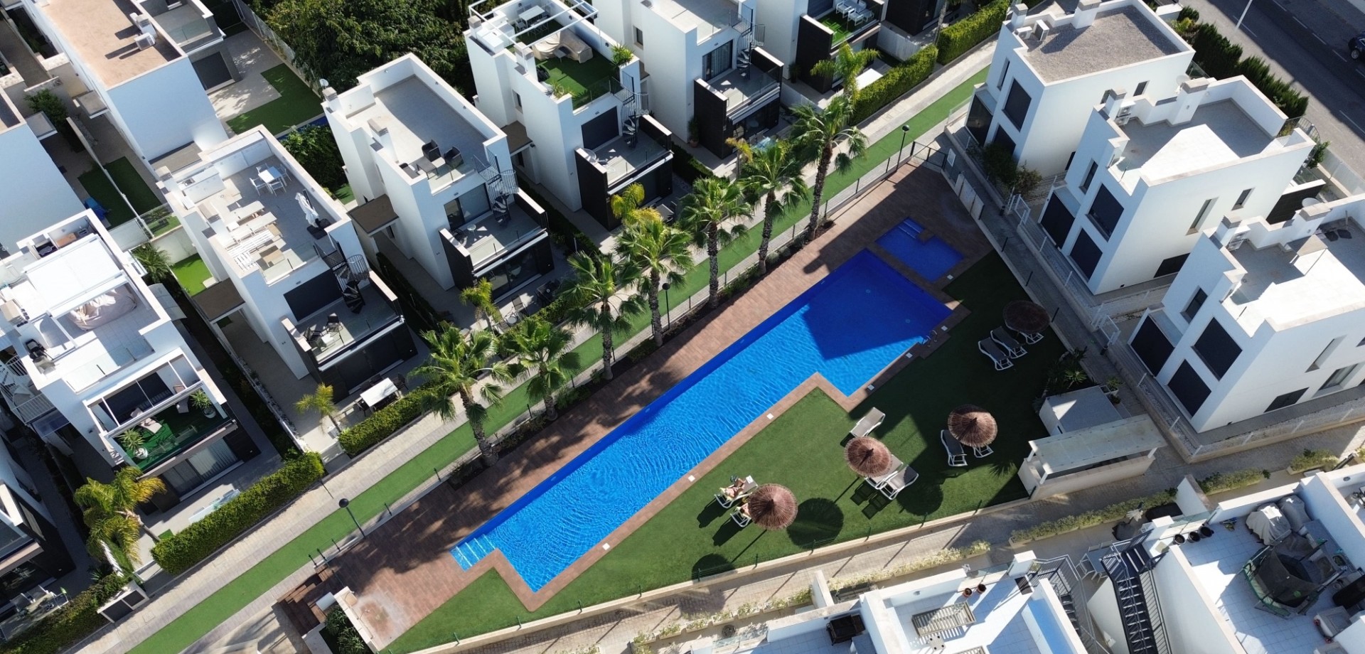 Discover this charming and well-kept apartment in the popular area of Punta Prima, offering comforta