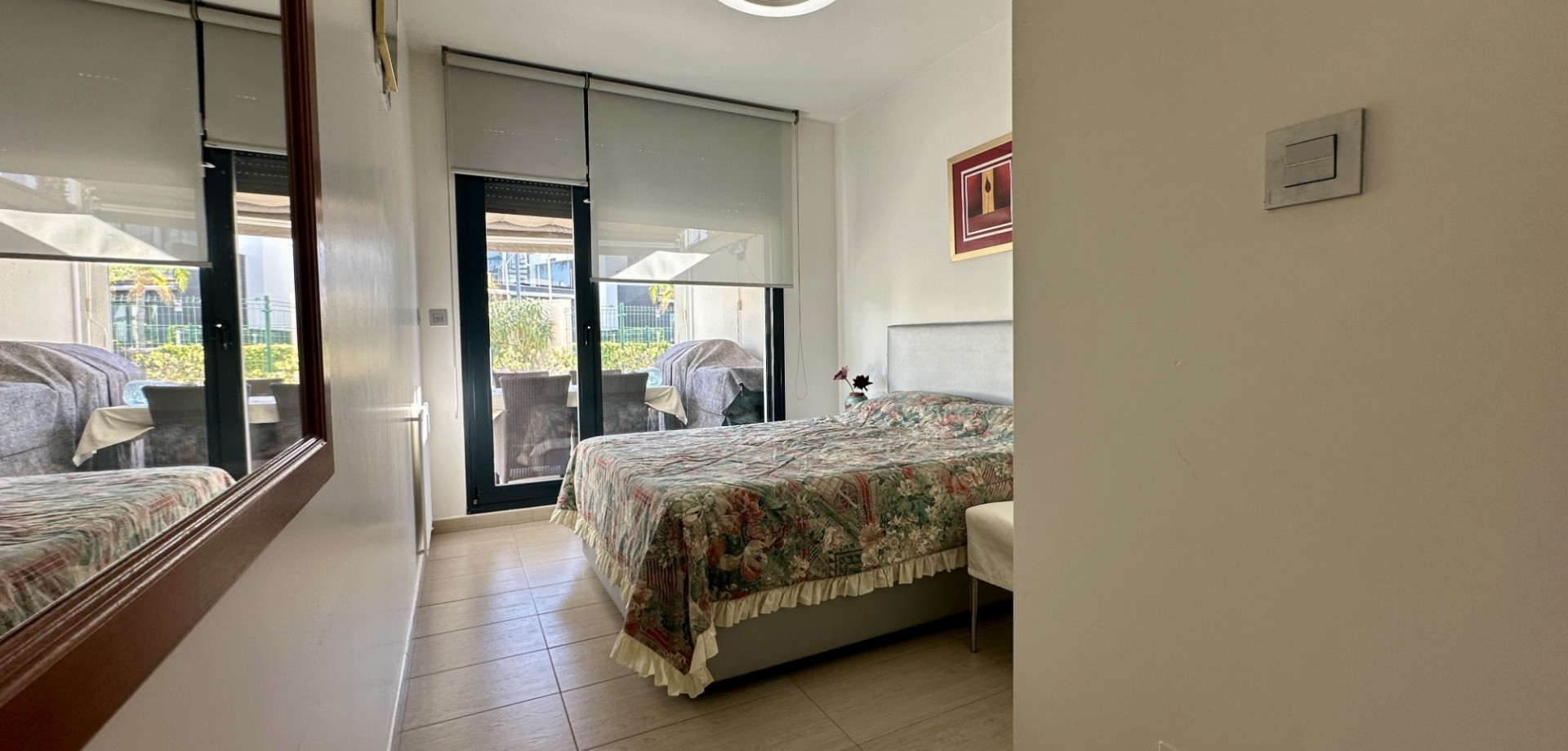 Discover this charming and well-kept apartment in the popular area of Punta Prima, offering comforta