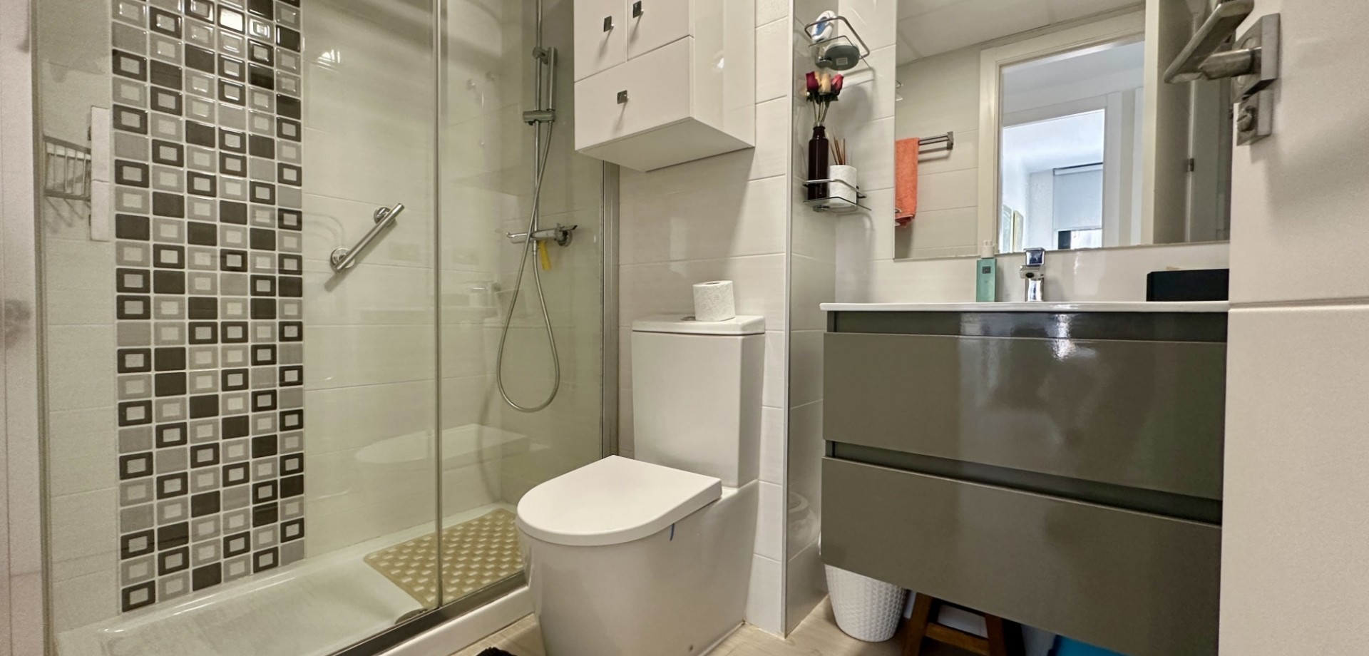 Discover this charming and well-kept apartment in the popular area of Punta Prima, offering comforta