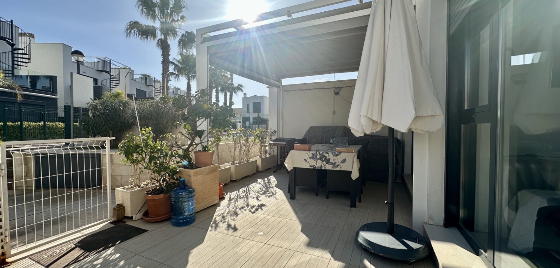 Discover this charming and well-kept apartment in the popular area of Punta Prima, offering comforta