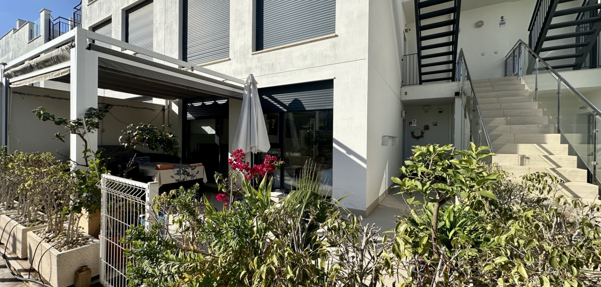 Discover this charming and well-kept apartment in the popular area of Punta Prima, offering comforta