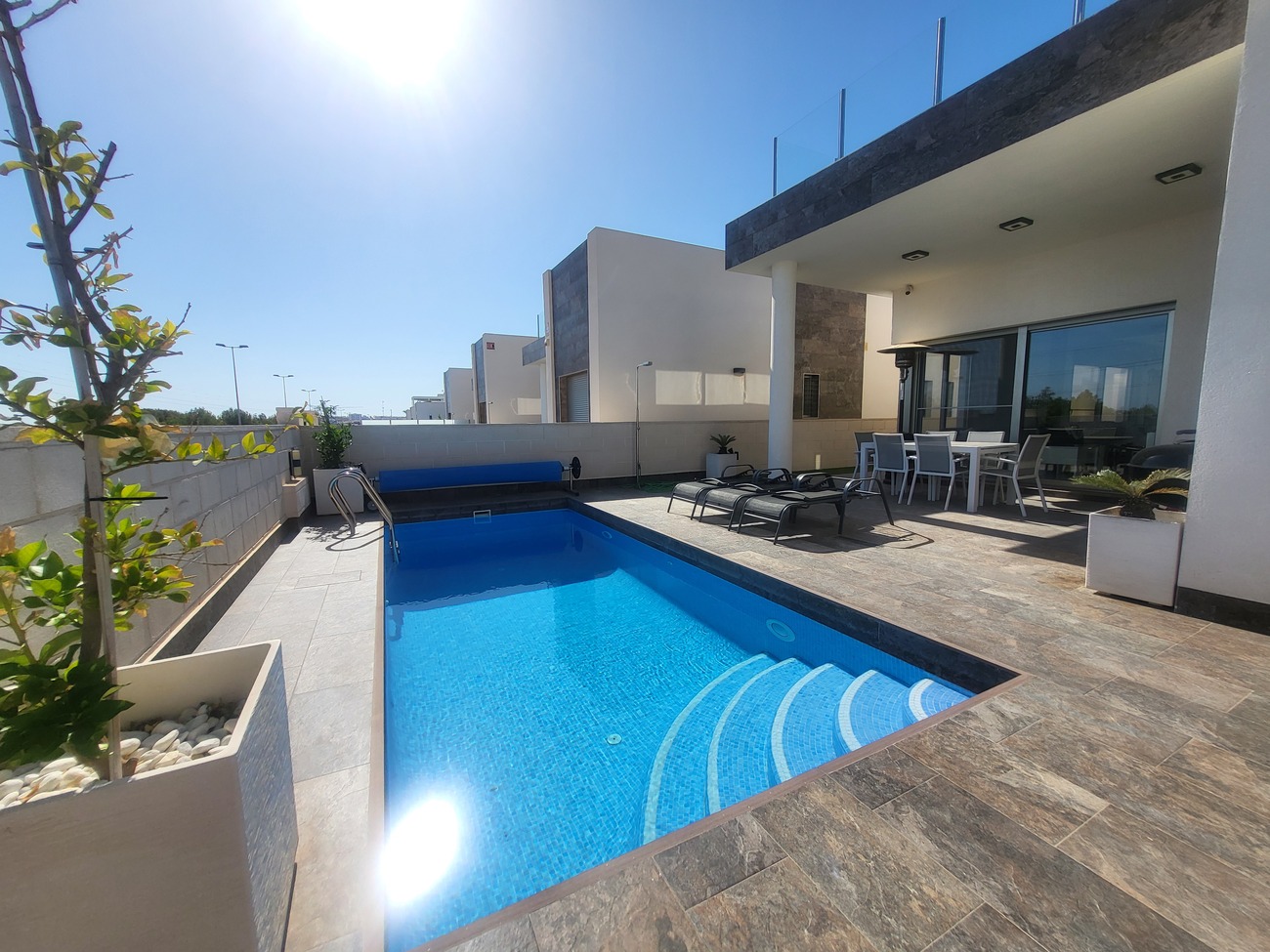 Villa de lujo en venta de una solo planta con solárium impresionante en la urbanización Pink Paradis